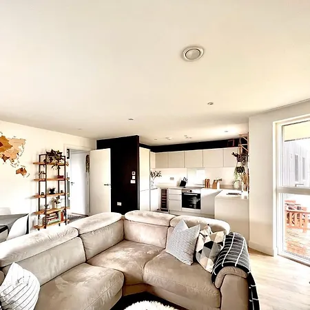 Luxury Sunrise To Sunset Beachfront Apartment *